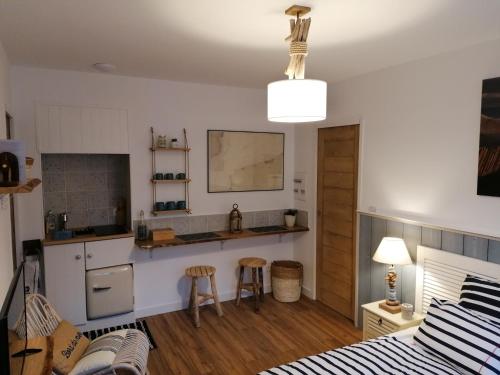 Kuchyň nebo kuchyňský kout v ubytování Chambre Studio Les Deux Vagues