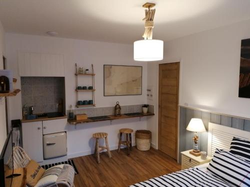 una cucina e un soggiorno con letto di Chambre Studio Les Deux Vagues a Sangatte