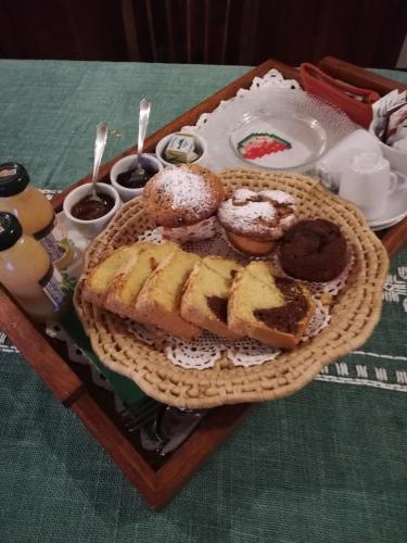 un vassoio di ciambelle e dolci su un tavolo di B&B Vigna Rosa a Trevignano Romano