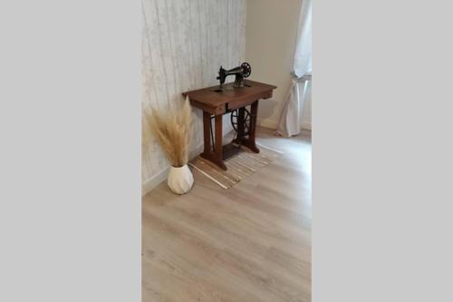 baño con lavabo y mesa de madera en Le gîte de Georgette, en Cour-Cheverny