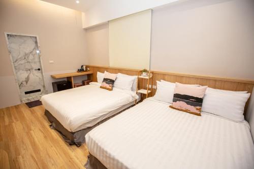 two beds in a small room with at Fish Villa 38 in Xiaoliuqiu