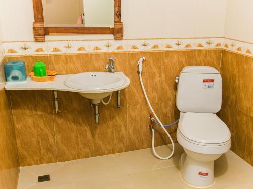 łazienka z toaletą i umywalką w obiekcie Asia Hotel w mieście Battambang