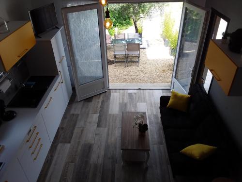 - une vue de tête sur un salon avec une porte coulissante en verre dans l'établissement Au pays de la lavande..., à Valensole