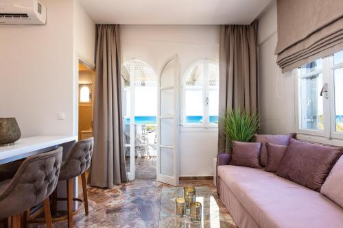 salon z kanapą i stołem w obiekcie Pinelopi Beach Suites w mieście Georgioupolis
