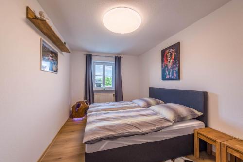 ein Schlafzimmer mit einem Bett in einem Zimmer in der Unterkunft Ferienwohnung Parzinger 2 in Chieming