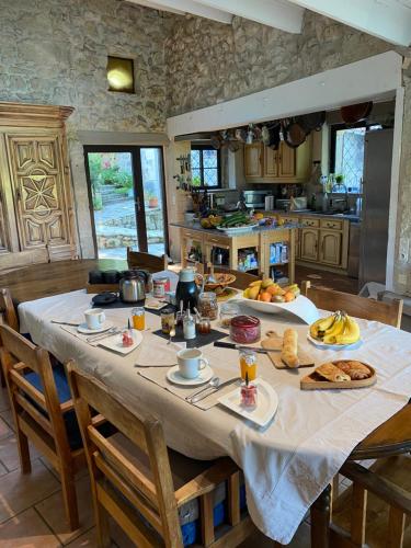 une cuisine avec une table avec de la nourriture dessus dans l'établissement Domaine de La Michelle, à Madaillan