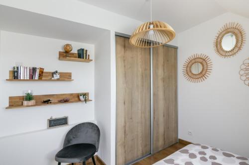 - une chambre avec une porte en bois et une chaise dans l'établissement L'Escapade Malouine, à Saint-Malo