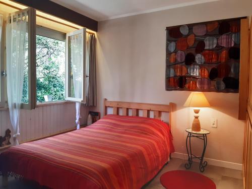 - une chambre avec un lit, une fenêtre et une lampe dans l'établissement Chambre D'Hotes Au Coquelicot, à Soucieu-en-Jarrest