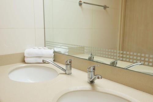uma casa de banho com um lavatório e um espelho em HI - Mitzpe Ramon Hostel em Mitzpe Ramon