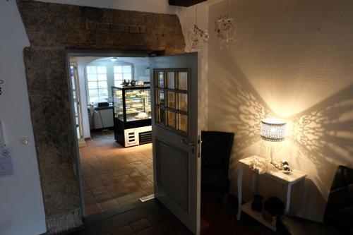 um corredor com um lavatório e uma luz na parede em Altes Rathaus Hotel-Restaurant-Café em Wolfhagen