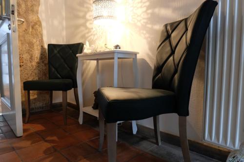 沃爾夫根的住宿－Altes Rathaus Hotel-Restaurant-Café，房间里的两张椅子和一张桌子