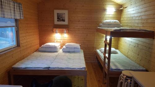 ein Zimmer mit zwei Etagenbetten in einer Kabine in der Unterkunft Kökar Havspaviljong Cottages in Kökar