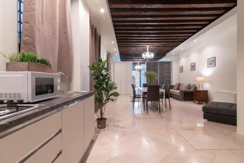 Köök või kööginurk majutusasutuses Riva Palace Apartments by Wonderful Italy