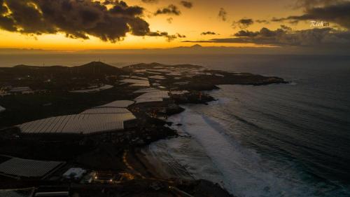 an aerial view of a beach at sunset at Casa Playa Ondina in Gáldar