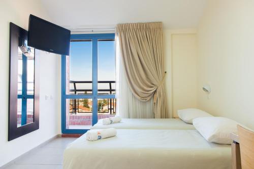 Кровать или кровати в номере HI - Shlomi Hostel