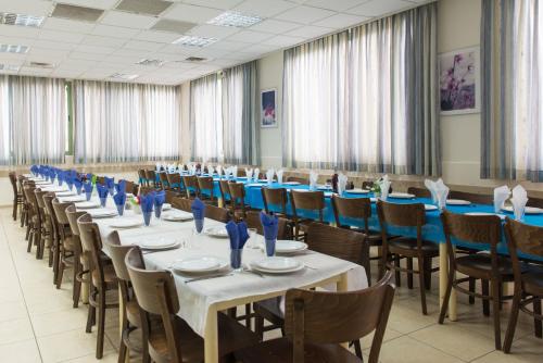 une grande salle de banquet avec des tables et des chaises dans l'établissement HI - Maayan Harod Hostel, à Gid‘ona