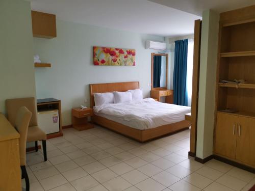 Ένα ή περισσότερα κρεβάτια σε δωμάτιο στο Fratini's Hotel Labuan