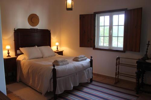 מיטה או מיטות בחדר ב-Monte do Pinheirinho