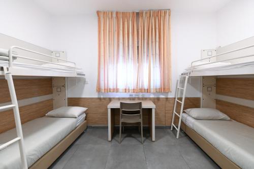 Un pat sau paturi într-o cameră la HI Agron - Jerusalem Hostel