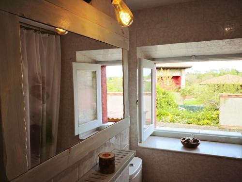 uma casa de banho com WC e uma janela em Casafer em Naves