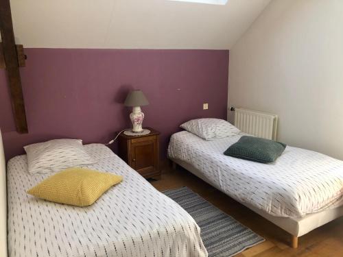 - 2 lits dans une chambre avec une lampe sur une table dans l'établissement La Maison d'Amélie, à La Chapelle-Saint-Aubert