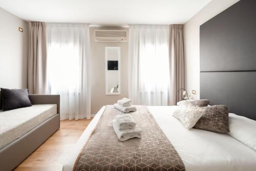 ein Schlafzimmer mit einem Bett mit Handtüchern darauf in der Unterkunft Locanda Herion in Venedig