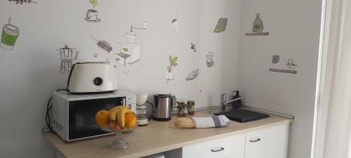 a kitchen counter with a microwave and a bowl of bananas at Agroturisme Son Barceló Mas in Campos