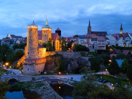 vista di un castello in una città di notte di alte Bäckerei Bautzen - 01 #Family# a Bautzen