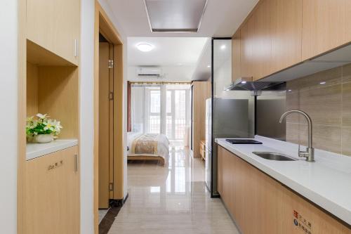 Kuchyň nebo kuchyňský kout v ubytování Foshan Laide Apartment