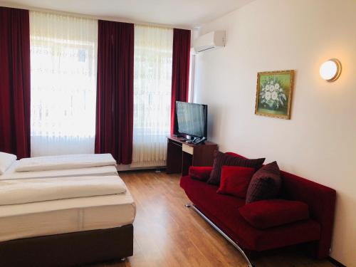 una camera d'albergo con letto e divano di Hotel Verdi a Monaco