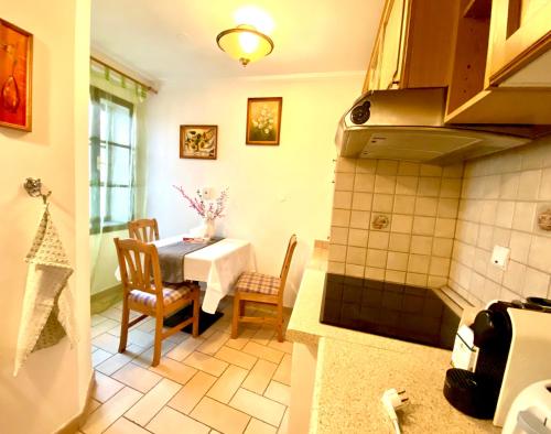 eine Küche mit einem Tisch und einem Esszimmer in der Unterkunft Apartmány Nerudova 36 in Prag