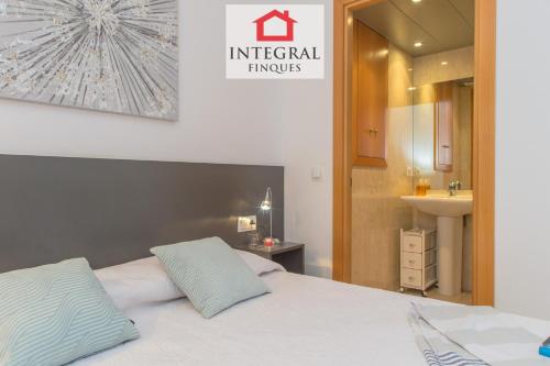 Posteľ alebo postele v izbe v ubytovaní Paradís Platja Apartment