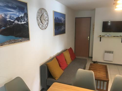 un salon avec un canapé et une table dans l'établissement Appartement Solférino, à Luz-Saint-Sauveur