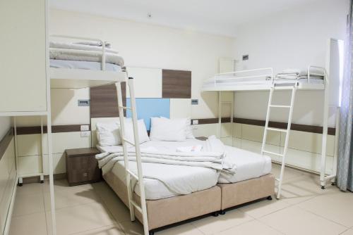 מיטה או מיטות קומותיים בחדר ב-אכסניית אנ"א עכו
