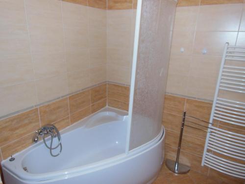 y baño con ducha y bañera. en Apartmán SLAVKOV, en Nová Lesná