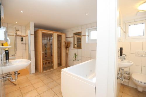 Kylpyhuone majoituspaikassa Pension Bergsee