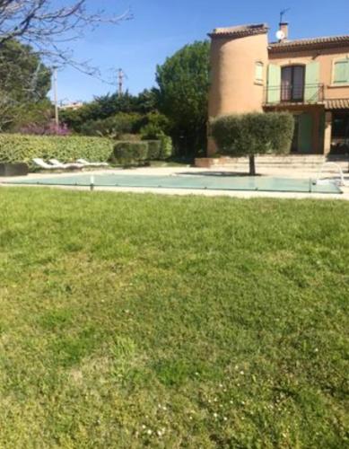 Studio a Lancon Provence avec piscine partagee jardin amenage et WiFi