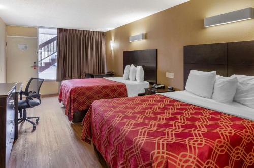 Кровать или кровати в номере Econo Lodge Civic Center