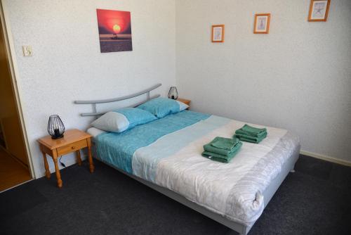 Een bed of bedden in een kamer bij Bas Apartment Egmond aan Zee