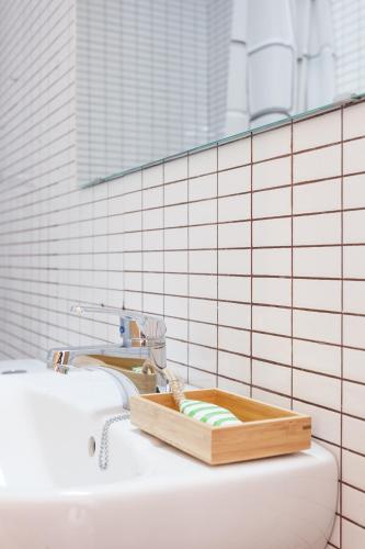a bathroom with a tray of toothbrushes on the sink at Marina Boutique Duplex in Sant Antoni de Calonge