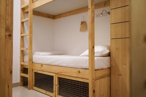 Двухъярусная кровать или двухъярусные кровати в номере Nap Manor Hostels