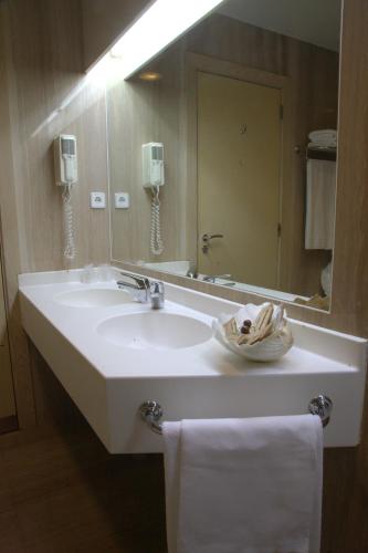 a bathroom with a sink and a large mirror at Ruta Jacobea in Lavacolla