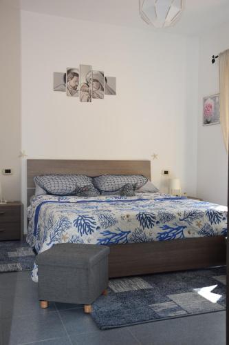 una camera con un letto con copriletto blu e bianco di Relax a SantʼAndrea Apostolo dello Ionio