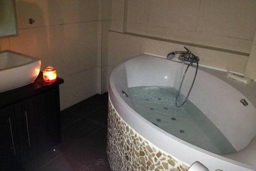 een bad met een kaars in de badkamer bij Villa Dream Arachova in Arachova