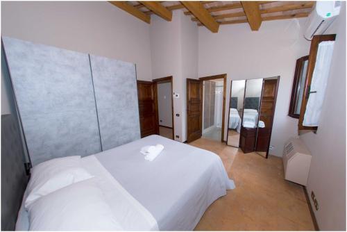 リッチョーネにあるResidenza Collina Riccione Cieloのベッドルーム1室(白いベッド1台、タオル付)
