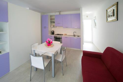 a kitchen and dining room with a table and chairs at Appartamento Giglio in Numana