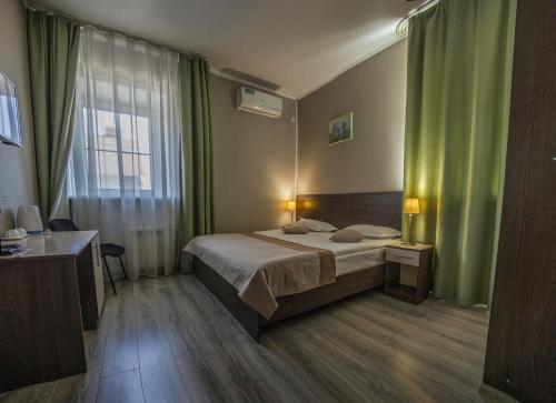 una camera d'albergo con letto e finestra di Hotel Onega a Khabarovsk