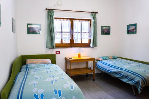 A bed or beds in a room at La casetta di Kamma & Niels a Montenotte