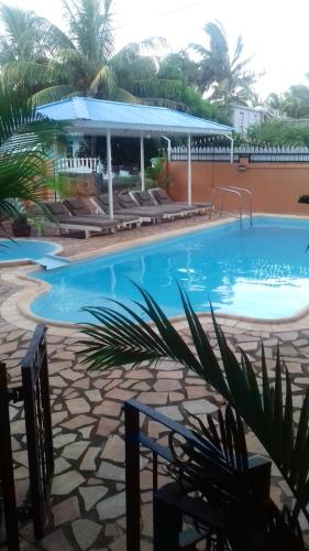 Studio at Pointe aux piments 200 m away from the beach with shared pool balcony and wifi