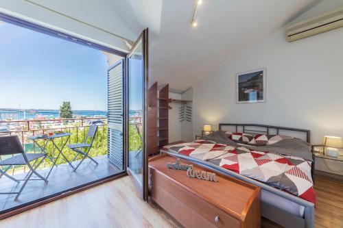 - une chambre avec un lit et un balcon dans l'établissement Holiday house Pineta - Fazana, sea view & mini wellness, à Fažana